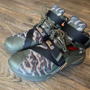 Nike LeBron Soldier 9 Premium Camo Green Black Size 11 Worn Only Once!